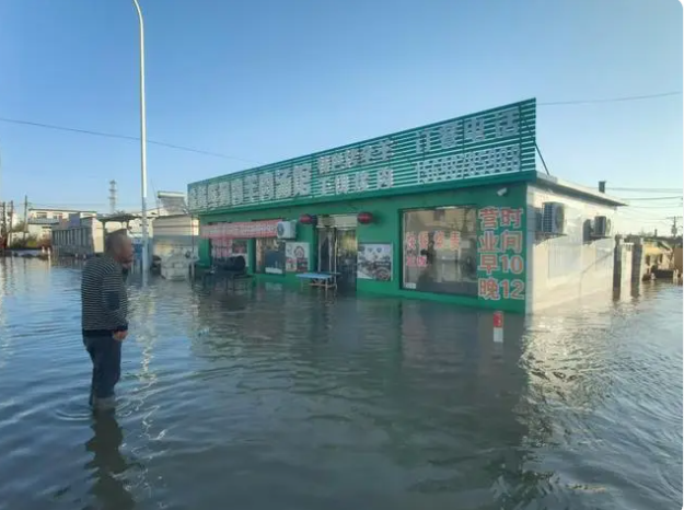 寧波海水倒灌現(xiàn)象與街邊商戶的關(guān)切發(fā)聲，寧波海水倒灌現(xiàn)象引發(fā)街邊商戶關(guān)注與發(fā)聲