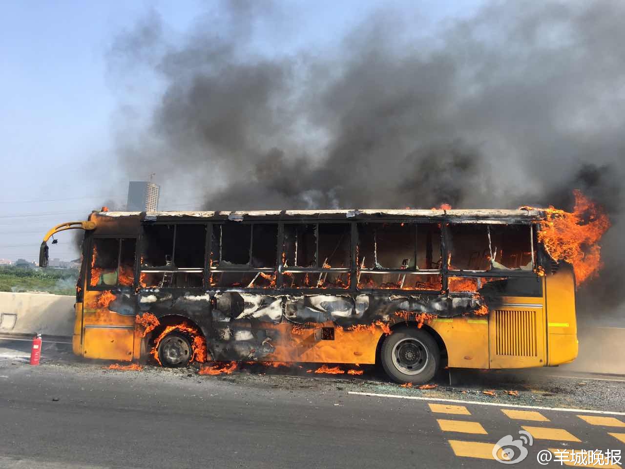 廣東一載有學(xué)生公交車起火事件深度解析，廣東公交車起火事件，學(xué)生安全危機(jī)深度解析