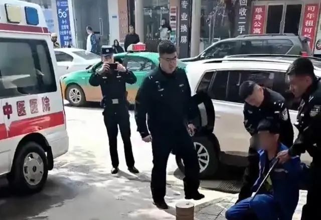 警方通報(bào)徐聞一男子街頭襲警事件，維護(hù)法治，不容挑釁，徐聞一男子街頭襲警事件曝光，法治權(quán)威不容挑釁